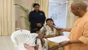 Yogi से बच्ची बोली- Doctor बनूंगी, कराइए Admission: CM ने खिलाई Chocolate, Officials को दिए आदेश