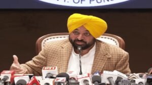 विदेश से लौटे CM Mann का Congress पर तंज: दोहा पढ़ा कि- कबीरा तेरी झोपड़ी, गलकटियन के पास, जो करेगा सो भरेगा, तू क्यों भयो उदास