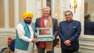 मुख्य मंत्री ने हॉलैंड के महान हॉकी खिलाड़ी फ्लोरिस जान बोवेलैंडर से की मुलाकात, Punjab के खिलाड़ियों को प्रशिक्षण देने का दिया आमंत्रण