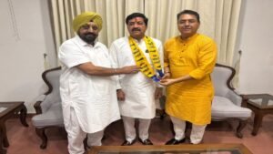 मंत्री अमन अरोड़ा ने सिरोपा भेंट कर पार्टी में किया स्वागत