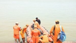 पटना में बड़ा नाव हादसा, गंगा नदी में पलटी नाव; 2 की मौत, 5 लोग लापता