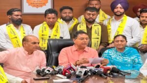 पंजाब BJP को बड़ा झटका, दो वरिष्ठ नेता सैकड़ों समर्थकों समेत AAP में शामिल