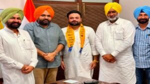 जिला यूथ प्रधान हनीश बंसल अपने समर्थकों के साथ आम आदमी पार्टी में शामिल