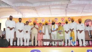 शिरोमणि अकाली दल को बड़ा झटका, पूर्व विधायक वरिंदर कौर लूंबा और करण सिंह DTO सैकड़ों समर्थकों के साथ AAP में शामिल