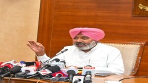 गवर्नर से अपील की कि वे तुरंत ऑर्डिनेंस को मंज़ूरी दें और सालों से इंतज़ार कर रहे हज़ारों आउटसोर्स कर्मचारियों को इंसाफ़ दिलाएं: हरपाल सिंह चीमा