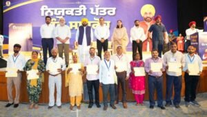योग्यता के आधार पर सरकारी नौकरियां, CM भगवंत मान ने नियमित कर्मचारियों को सौंपे नियुक्ति पत्र