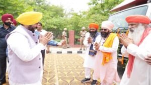 श्री गुरु रविदास जी महाराज का संदेश पंजाब के कोने-कोने तक पहुंचेगा; मुख्यमंत्री भगवंत सिंह मान ने डॉक्यूमेंट्री वैनों को हरी झंडी दिखाकर किया रवाना