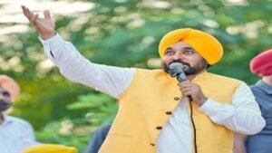 धूरी के बालियां में CM भगवंत मान की लोक मिलनी, पंचायत को विकास के लिए ₹57 लाख का चेक